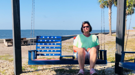 Bettina sitzt hier am Strand in den USA, für 3 Monate arbeitet sie von dort für AKQUINET.